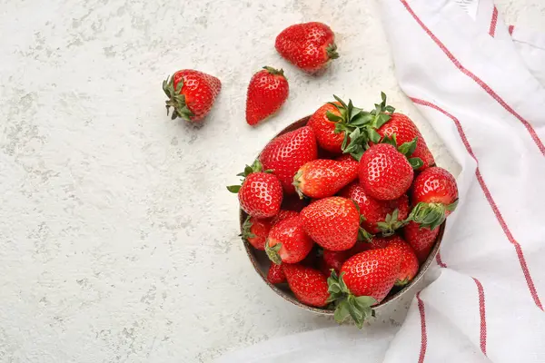 Bowl Fresh Strawberries White Background — Stock Photo, Image