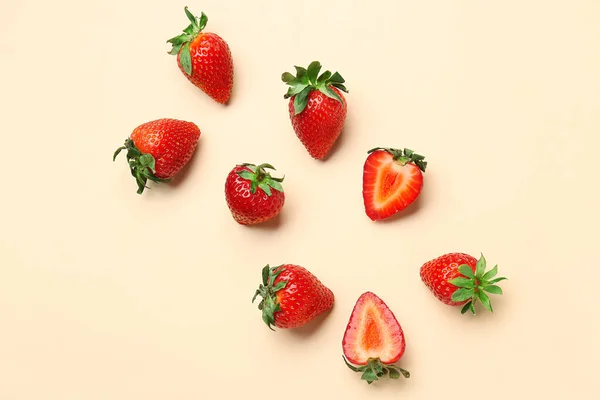 Frische Erdbeeren Auf Beigem Hintergrund — Stockfoto
