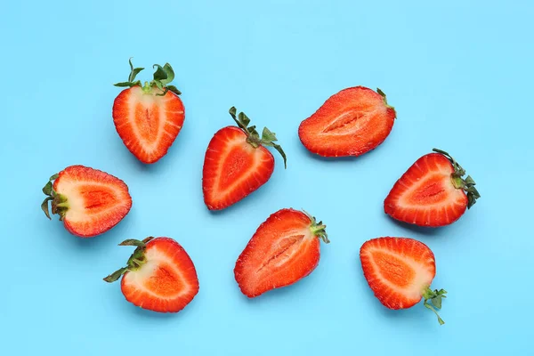Scheiben Frischer Erdbeeren Auf Blauem Hintergrund — Stockfoto