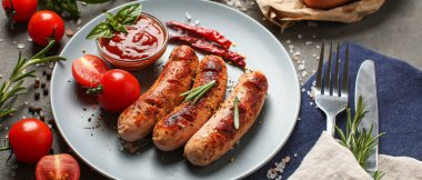 Lezzetli kızarmış sosis ve domates soslu tabak, yakın plan.