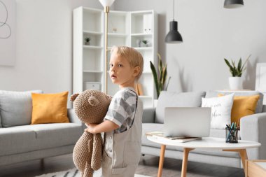 Sevimli küçük çocuk oyuncak ayı evde ile