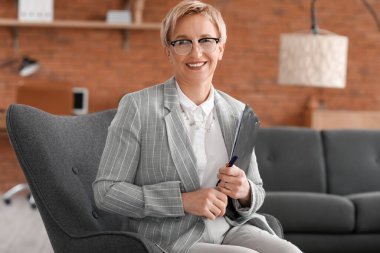 Ofiste oturan yetişkin psikolog.