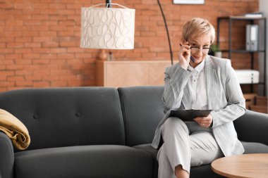 Ofiste oturan yetişkin psikolog.