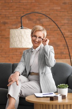 Olgun psikolog ofisinde oturuyor.