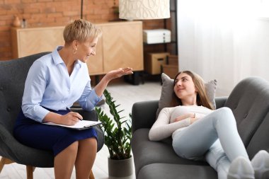 Ofiste hastayla çalışan olgun bir psikolog.