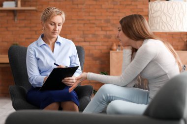 Ofiste hastayla çalışan olgun bir psikolog.