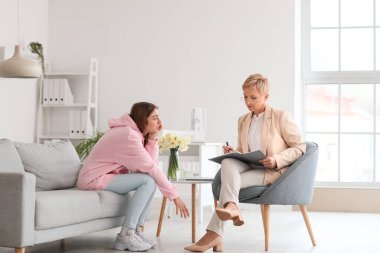 Ofiste hastayla çalışan olgun bir psikolog.