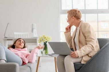 Ofiste hastayla çalışan olgun bir psikolog.