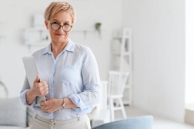 Dizüstü bilgisayarı olan olgun bir psikolog.