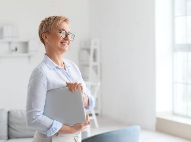 Dizüstü bilgisayarı olan olgun bir psikolog.