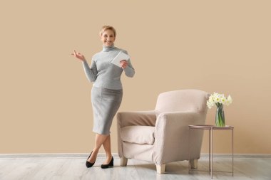 Ofiste tablet bilgisayarla çalışan olgun psikolog.