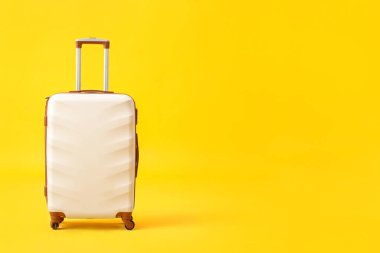 Sarı arka planda büyük bavul