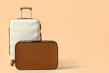 Bej arka planda büyük bavullar