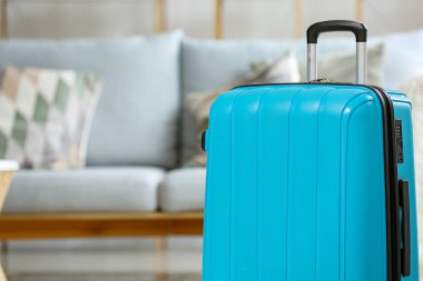 Mavi bavul oturma odasında.