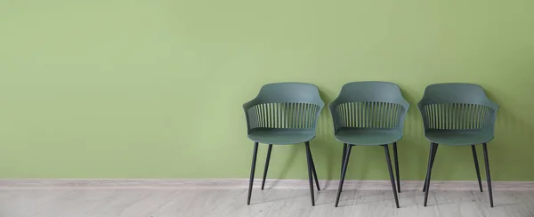 Стільці Біля Зеленої Стіни Кімнаті Банер Дизайну — стокове фото