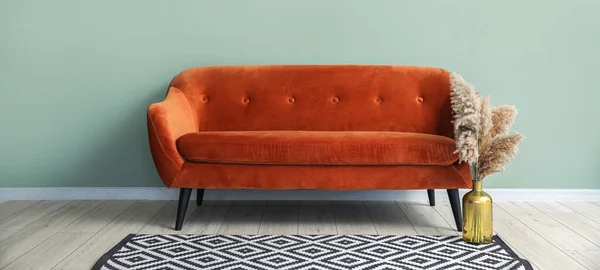 Wygodna Sofa Dywanem Salonie — Zdjęcie stockowe