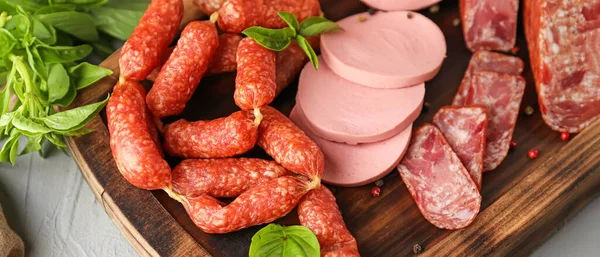 Ahşap tahta üzerinde sosis çeşitleri