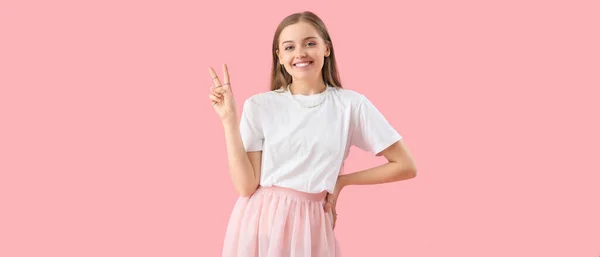 Glad Ung Kvinna Shirt Visar Seger Gest Rosa Bakgrund — Stockfoto