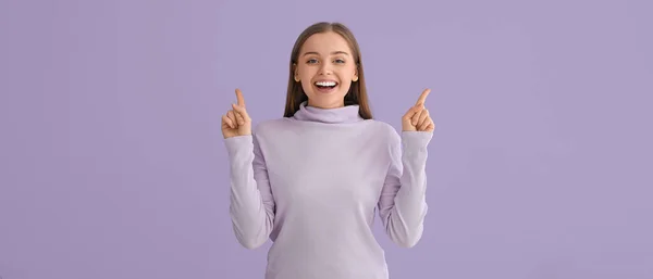 Happy Young Woman Pointing Something Lilac Background — Stock Photo, Image