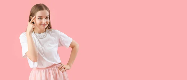 Pensando Jovem Mulher Shirt Fundo Rosa Com Espaço Para Texto — Fotografia de Stock