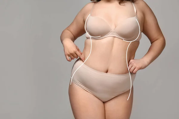 Mujer Con Sobrepeso Sobre Fondo Gris Concepto Dieta — Foto de Stock