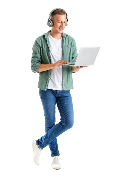 Νεαρός Άνδρας Ακουστικά Και Laptop Μελετώντας Online Λευκό Φόντο — Φωτογραφία Αρχείου