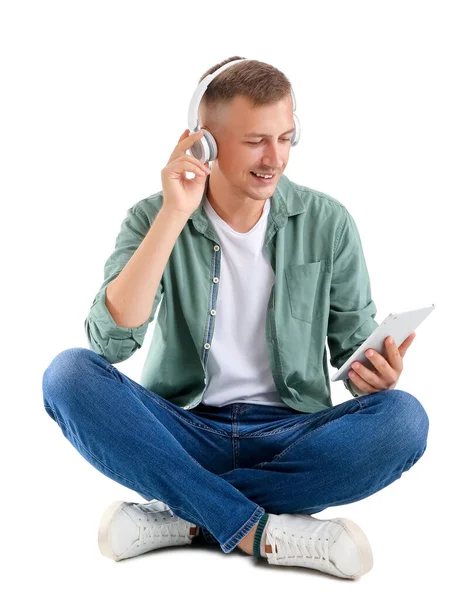 Kulaklığı Tablet Bilgisayarı Olan Genç Adam Beyaz Arka Planda Çalışıyor — Stok fotoğraf