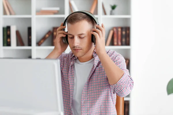 Νεαρός Άνδρας Ακουστικά Και Υπολογιστή Που Σπουδάζει Online Στο Σπίτι — Φωτογραφία Αρχείου