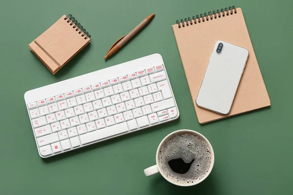 Komposition Mit Tastatur Handy Tasse Kaffee Und Notizbüchern Auf Grünem — Stockfoto