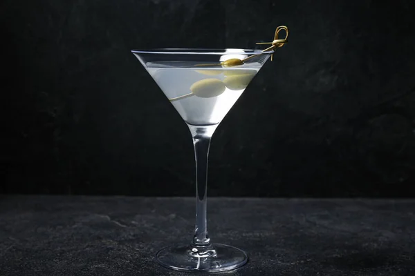 Glas Martini Met Olijven Donkere Achtergrond — Stockfoto
