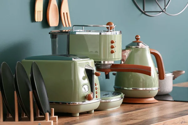 Elektrik Isıtıcısı Kahve Makinesi Ekmek Kızartma Makinesi Yeşil Duvarın Yanındaki — Stok fotoğraf