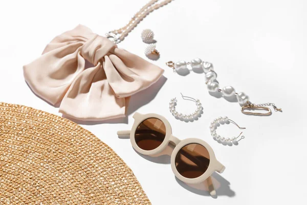 Jewelry Sunglasses Summer Hat White Background Closeup — Stock Photo, Image