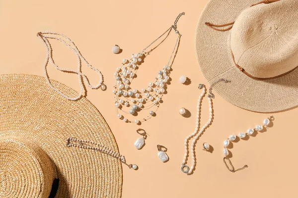 Sombreros Verano Con Joyas Elegantes Sobre Fondo Beige — Foto de Stock