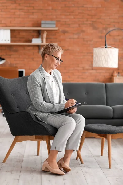 Mature Psychologist Clipboard Sitting Office — Stock Photo, Image