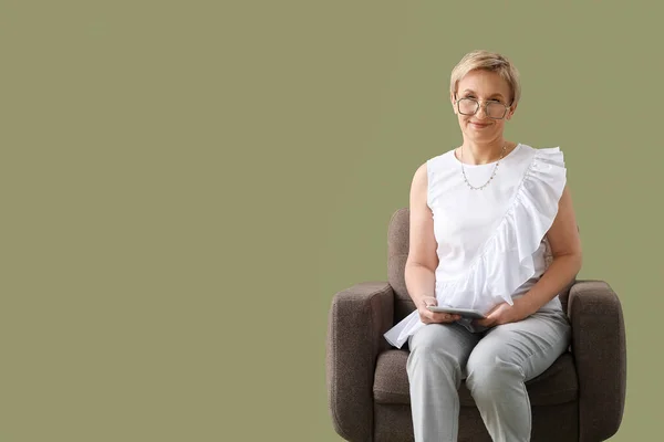 Mature Psychologist Tablet Computer Sitting Armchair Green Background — Stock Photo, Image
