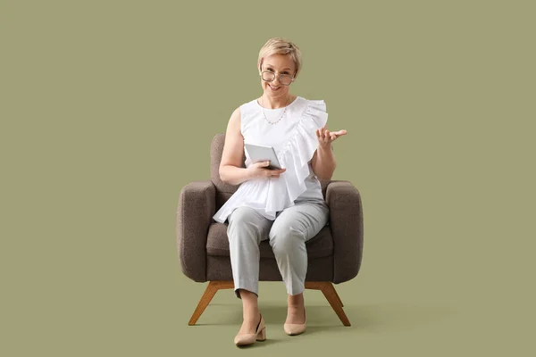 Tablet Bilgisayarlı Olgun Psikolog Yeşil Arka Planda Koltukta Oturuyor — Stok fotoğraf