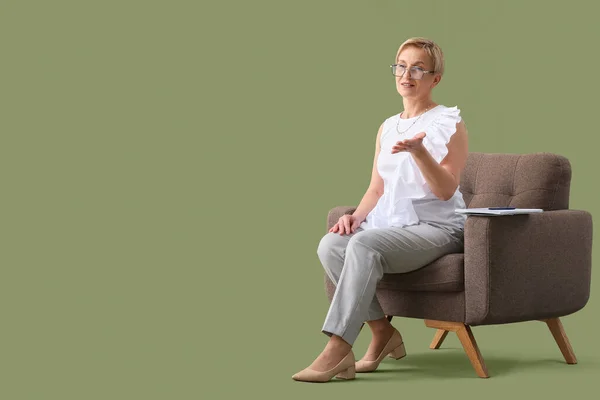 Mature Psychologist Sitting Armchair Green Background — Stock Photo, Image