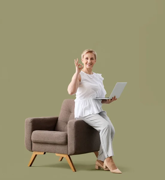Mature Psychologist Laptop Showing Green Background — Stock Photo, Image