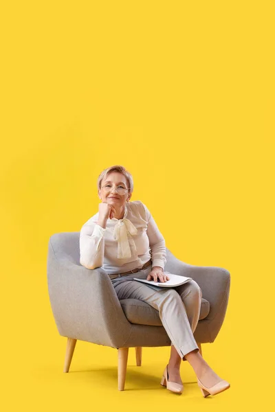 Mature Psychologist Notebook Sitting Armchair Yellow Background — Stock Photo, Image