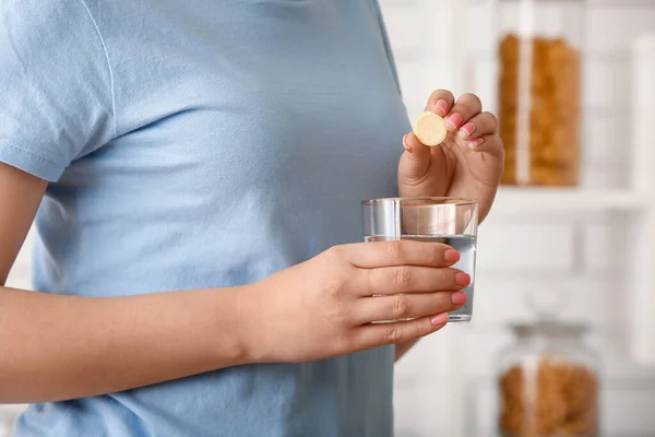 Žena Dávající Šumivou Tabletu Sklenice Vody — Stock fotografie