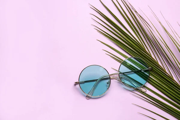 Runda Solglasögon Med Palmblad Lila Bakgrund — Stockfoto
