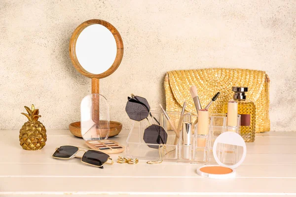 Organizador Con Gafas Sol Productos Maquillaje Espejo Bolso Mesa Madera —  Fotos de Stock