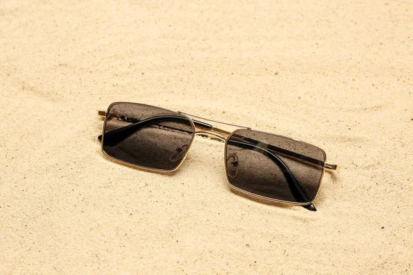 Óculos Sol Elegantes Areia Close — Fotografia de Stock