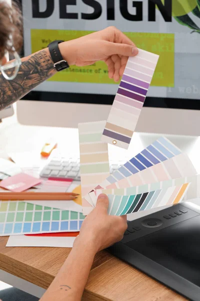 Ofiste Renk Paletleri Ile Çalışan Erkek Grafik Tasarımcısı Yakın Plan — Stok fotoğraf