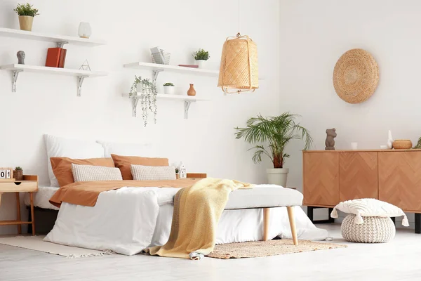 Interior Del Elegante Dormitorio Con Cama Armario Madera — Foto de Stock