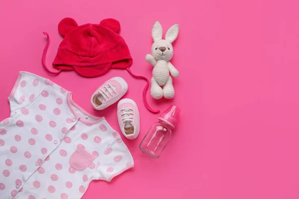 Pembe Arka Planda Bebek Kıyafetleri Oyuncak Şişe Kompozisyonu — Stok fotoğraf