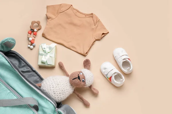 Bej Arka Planda Bebek Kıyafetleri Oyuncakları Olan Kompozisyon — Stok fotoğraf