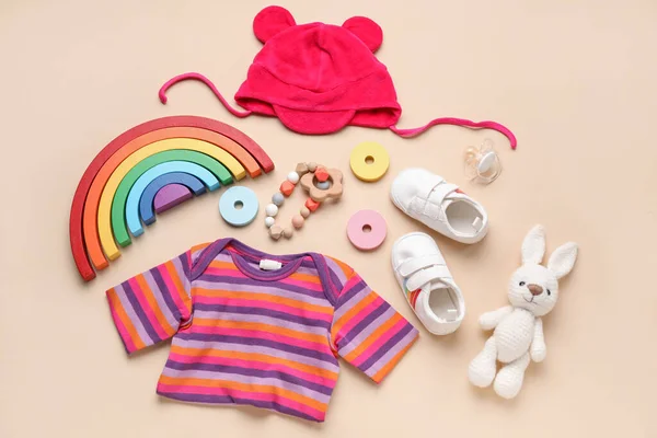 Bej Arka Planda Bebek Kıyafetleri Oyuncakları Olan Kompozisyon — Stok fotoğraf