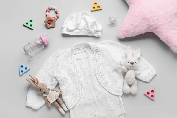 Komposition Mit Babykleidung Spielzeug Und Accessoires Auf Grauem Hintergrund — Stockfoto