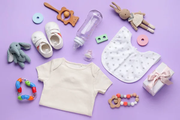 Bebek Kıyafetleri Oyuncaklar Eflatun Arkaplanlı Aksesuarlar — Stok fotoğraf
